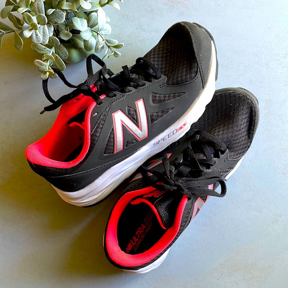New Balance shoes women size 7 black and pink